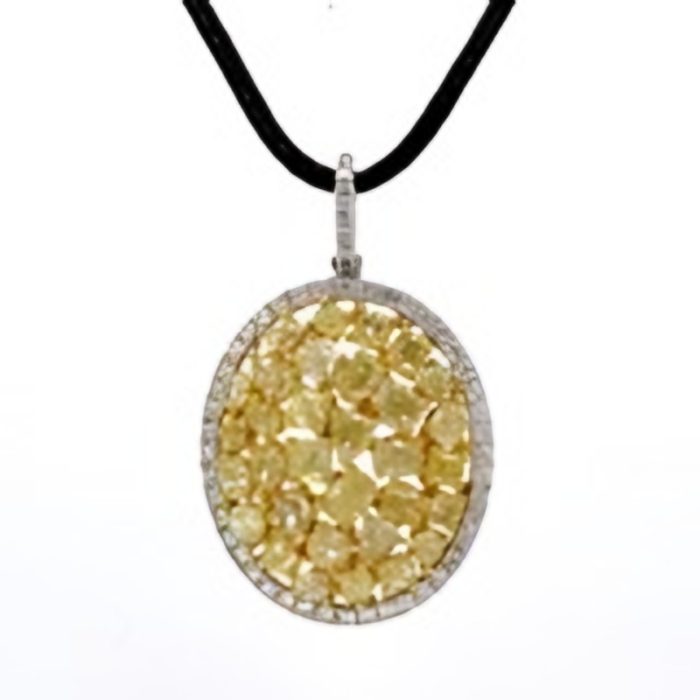 White and yellow gold 18k oval shape cluster diamond pendant