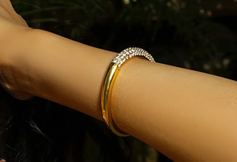 Yellow gold cuff set with white diamonds